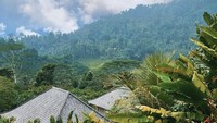 Cita Citata juga pernah menginap di resort. Ia menikmati floating breakfast dengan menu roti. Foto: Instagram @cita_citata