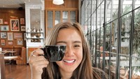 Istri Didi Mahardika ini ternyata hobi ngopi. Ia menikmati latte hangat di sebuah kafe. Foto: Instagram @cita_citata
