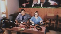 Cita Citata pernah menjadi MC dalam program acara kuliner di Trans7 bernama Mantul. Saat itu, ia menikmati daging kambing. Foto: Instagram @cita_citata