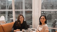 Cita Citata juga sering mengunggah momen kuliner ke Instagram. Ini salah satu momennya bersama Nafa Urbach di sebuah restoran. Foto: Instagram @cita_citata