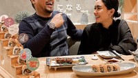 Momen kulinernya juga tampak seru ketika makan sushi bersama manajernya. Mereka makan di sebuah restoran sushi mewah yang tampak lezat. Foto: Instagram @cita_citata