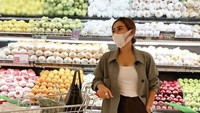 Cita Citata juga kerap berbelanja keperluan dapur sendiri di supermarket. Ini momennya belanja sayuran dan buah-buahan. Foto: Instagram @cita_citata