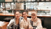 Sebagai penyanyi dangdut, Cita Citata sangat memperhatikan penampilannya. Ia menyantap makanan dan minuman sehat, salah satunya smoothies. Foto: Instagram @cita_citata