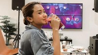 Pelantun lagu Goyang Dumang ini sering kulineran bersama teman artis lain. Begini momen mereka menikmati latte dan roti. Foto: Instagram @cita_citata