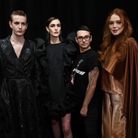 Penampilan mereka tentu mendapat dukungan dari sang kakak. Daily Mail mengabarkan, Lindsay Lohan secara khusus terbang dari Dubai untuk menyaksikan aksi kedua adiknya. (Foto: Jamie McCarthy/Getty Images for Christian Siriano)