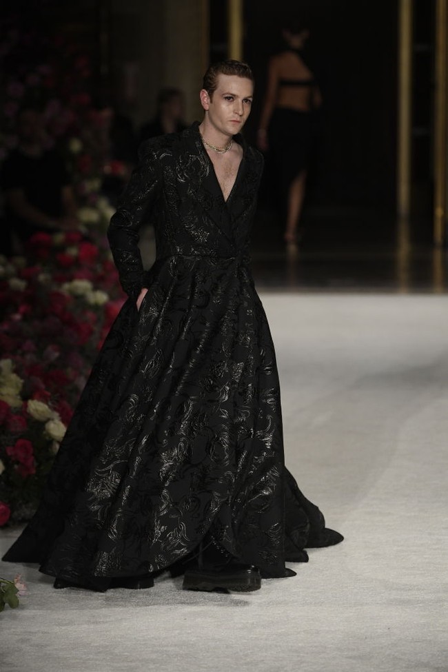 Gaun kreasi perancang jebolan kompetisi desain Project Runway itu hadir dengan atasan bergaya blazer dan berbelahan dada rendah. (Foto: Giovanni Giannoni/WWD via Getty Images)