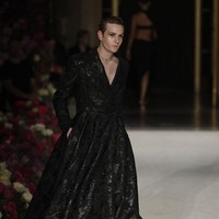 Gaun kreasi perancang jebolan kompetisi desain Project Runway itu hadir dengan atasan bergaya blazer dan berbelahan dada rendah. (Foto: Giovanni Giannoni/WWD via Getty Images)