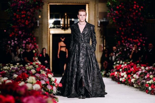 Cody Lohan, adik aktris Lindsay Lohan, unjuk kebolehan sebagai model. Sosoknya muncul di catwalk peragaan busana desainer Christian Siriano baru-baru ini yang digelar dalam rangkaian New York Fashion Week Fall 2023. (Foto: Nina Westervelt/WWD via Getty Images)