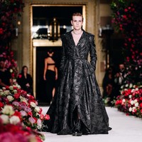 Cody Lohan, adik aktris Lindsay Lohan, unjuk kebolehan sebagai model. Sosoknya muncul di catwalk peragaan busana desainer Christian Siriano baru-baru ini yang digelar dalam rangkaian New York Fashion Week Fall 2023. (Foto: Nina Westervelt/WWD via Getty Images)