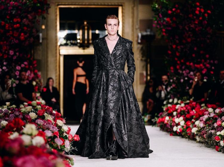 Foto: Momen Langka Adik Pria Lindsay Lohan di Catwalk, Muncul Pakai Gaun