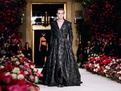 Foto: Momen Langka Adik Pria Lindsay Lohan di Catwalk, Muncul Pakai Gaun