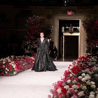 Penampilan pria 26 tahun itu sukses mengalihkan atensi. Betapa tidak, ia muncul dalam balutan gaun hitam. (Foto: Hippolyte Petit/Getty Images)