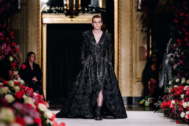 Gaun tersebut juga memiliki potongan rok yang megar. Melengkapi gaya pria bernama lahir Dakota Lohan itu, sepasang boots militer berwarna hitam yang memberi kesan maskulin. (Foto: Nina Westervelt/WWD via Getty Images)