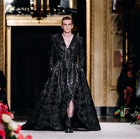 Gaun tersebut juga memiliki potongan rok yang megar. Melengkapi gaya pria bernama lahir Dakota Lohan itu, sepasang boots militer berwarna hitam yang memberi kesan maskulin. (Foto: Nina Westervelt/WWD via Getty Images)