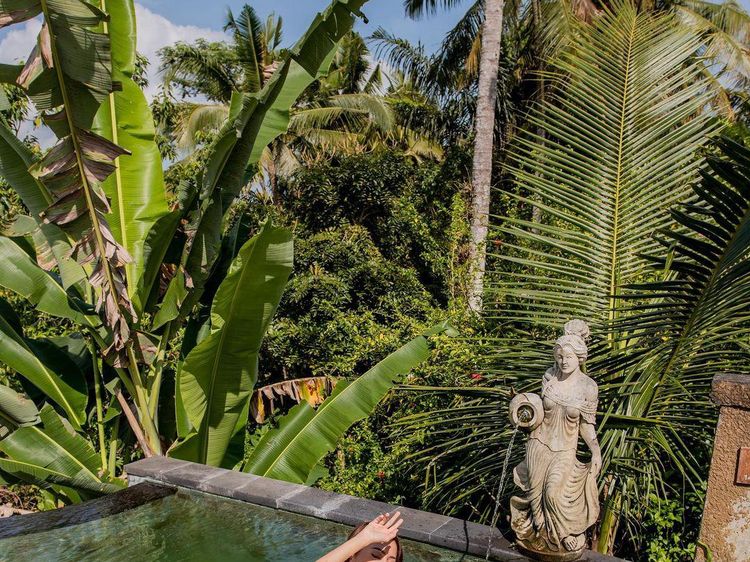 Cantiknya DJ Freya saat Menikmati Floating Breakfast di Bali