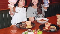 Ini adalah momen DJ Freya saat mengunjungi sebuah restoran di Bandung. Ia pergi bersama temannya. Foto: Instagram @dj_freya