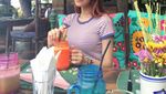 Cantiknya DJ Freya saat Menikmati Floating Breakfast di Bali