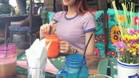 Masih momennya di Bali, ini merupakan momen DJ Freya menikmati minuman segar dengan warna menarik. Foto: Instagram @dj_freya
