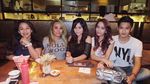 Cantiknya DJ Freya saat Menikmati Floating Breakfast di Bali