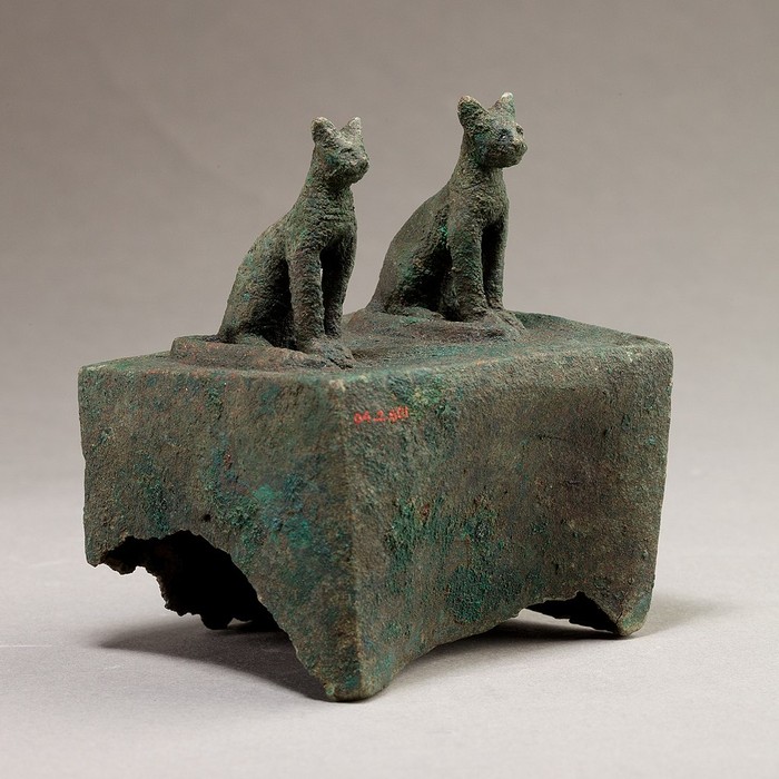 Dua hiasan kucing tembaga di atas peti mati mumi hewan dari tahun  664-30 SM. Hadiah dari Darius Ogden Mills, 1904.