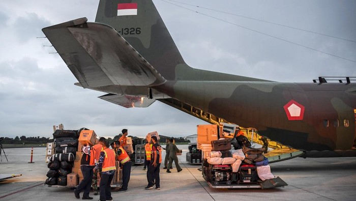 Indonesia Kirim Bantuan untuk Korban Gempa Turki Petugas memasukkan logistik bantuan untuk korban gempa bumi Turki ke dalam pesawat Hercules C-130 TNI AU di Lanud Halim Perdanakusuma, Jakarta, Sabtu (11/2/2023). TNI Angkatan Udara menyiapkan dua pesawat yaitu jenis Boeng 737 dan pesawat Hercules C-130 yang akan mengangkut logistik dan petugas untuk membantu proses operasi SAR korban gempa di Turki. ANTARA FOTO/Galih Pradipta/rwa.