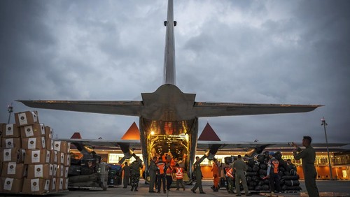 Petugas memasukkan logistik bantuan untuk korban gempa bumi Turki ke dalam pesawat Hercules C-130 TNI AU di Lanud Halim Perdanakusuma, Jakarta, Sabtu (11/2/2023). TNI Angkatan Udara menyiapkan dua pesawat yaitu jenis Boeng 737 dan pesawat Hercules C-130 yang akan mengangkut logistik dan petugas untuk membantu proses operasi SAR korban gempa di Turki. ANTARA FOTO/Galih Pradipta/rwa.