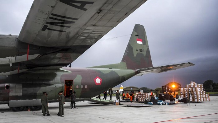 Indonesia Kirim Bantuan untuk Korban Gempa Turki Petugas memasukkan logistik bantuan untuk korban gempa bumi Turki ke dalam pesawat Hercules C-130 TNI AU di Lanud Halim Perdanakusuma, Jakarta, Sabtu (11/2/2023). TNI Angkatan Udara menyiapkan dua pesawat yaitu jenis Boeng 737 dan pesawat Hercules C-130 yang akan mengangkut logistik dan petugas untuk membantu proses operasi SAR korban gempa di Turki. ANTARA FOTO/Galih Pradipta/rwa.
