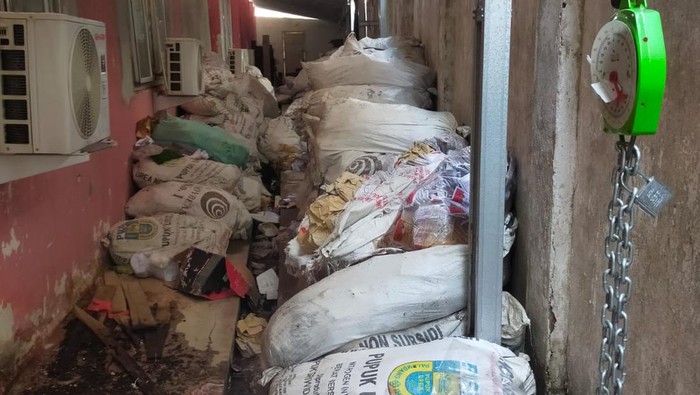 Surat suara bekas pemilu umumnya menjadi barang rongsokan. Namun, tumpukan surat suara di salah satu kabupaten di Sumatera Selatan ada yang dilelang dengan nilai limitnya jutaan rupiah.