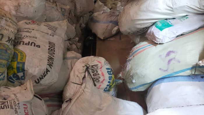 Ini Penampakan Surat Suara Bekas Pemilu Dilelang Rp 3,7 Juta Surat suara bekas pemilu umumnya menjadi barang rongsokan. Namun, tumpukan surat suara di salah satu kabupaten di Sumatera Selatan ada yang dilelang dengan nilai limitnya jutaan rupiah.