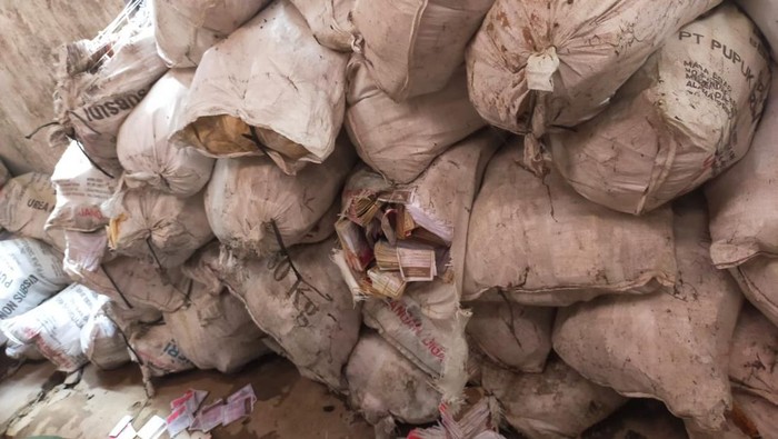 Surat suara bekas pemilu umumnya menjadi barang rongsokan. Namun, tumpukan surat suara di salah satu kabupaten di Sumatera Selatan ada yang dilelang dengan nilai limitnya jutaan rupiah.