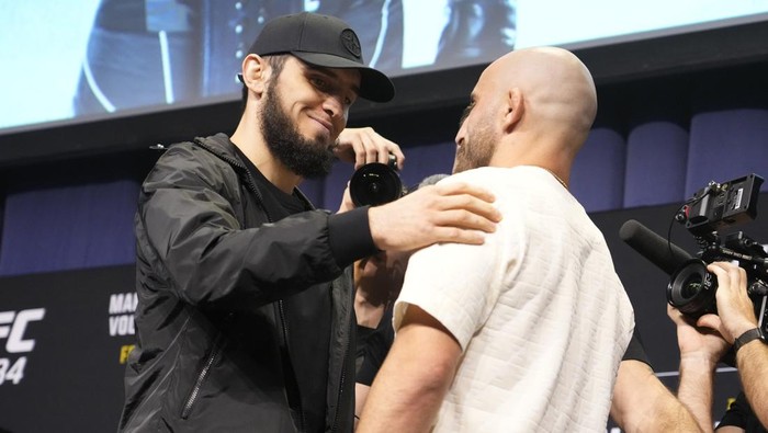 PERTH, AUSTRALIA - FEBRUARY 10: (L-R) Opponents Islam Makhachev of Russia and Alexander Volkanovski of Australia face off during the UFC 284 press conference at RAC Arena on February 10, 2023 in Perth, Australia. (Photo by Mike Roach/Zuffa LLC via Getty Images)