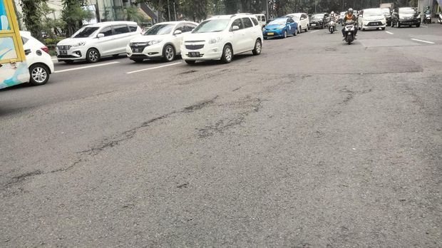 jalan berlubang di surabaya