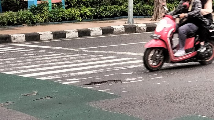 jalan berlubang di surabaya
