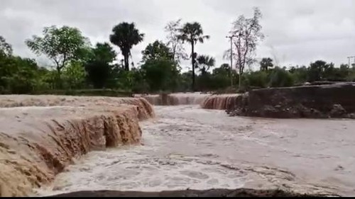 Jalan penghubung jembatan Noelbisnaen di Desa Tuakau, Fatuleu, Kupang, NTT, terputus akibat banjir. Padahal, jalan itu akses utama warga dari Kupang.