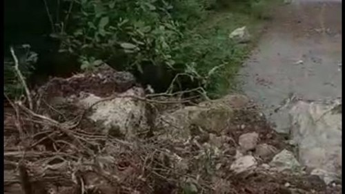 Jalan raya di Desa Tuakau, Kecamatan Fatuleu Barat, Kupang, NTT, tertimbun longso, Sabtu (11/2/2023).