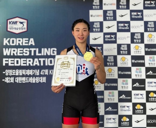 Physical 100 mengikuti persaingan 100 kontestan bertubuh atletis yang membuktikan kekuatan fisiknya dengan melewati sejumlah rintangan. Jang Eun Sil sendiri adalah seorang pegulat yang tergabung dalam timnas Korea Selatan. Foto: dok. Instagram @sillllling