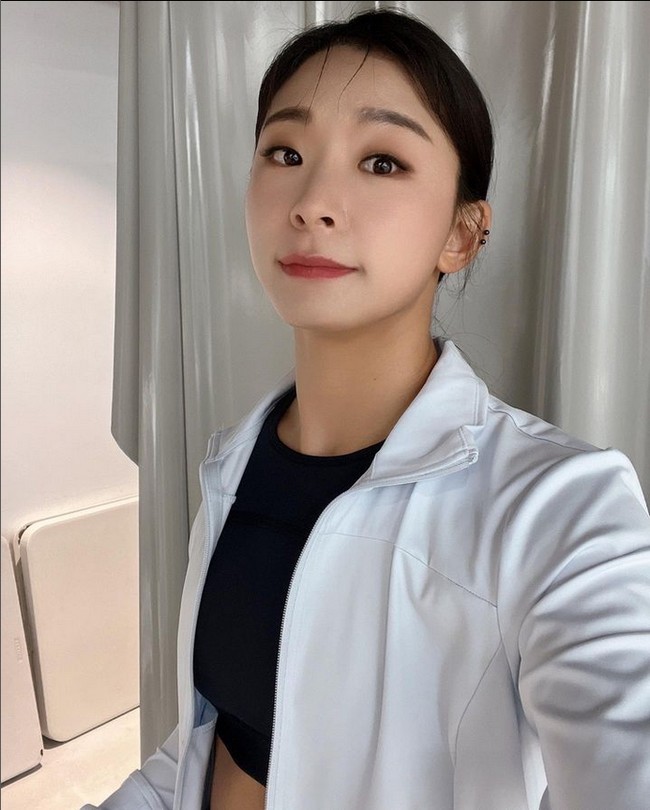 Jang Eun Sil dinilai punya fitur wajah yang sangat mirip dengan Seulgi Red Velvet. Mulai dari bentuk mata monolid, hidung mancung, hingga bibirnya. Foto: dok. Instagram @sillllling