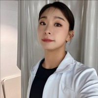 Jang Eun Sil dinilai punya fitur wajah yang sangat mirip dengan Seulgi Red Velvet. Mulai dari bentuk mata monolid, hidung mancung, hingga bibirnya. Foto: dok. Instagram @sillllling