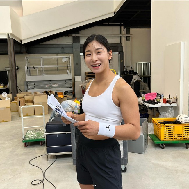 Sosok Jang Eun Sil viral menjadi perbincangan karena kemiripannya dengan Seulgi Red Velvet. Saat ini dia menjadi kontestan acara Netflix Physical 100. Foto: dok. Instagram @sillllling