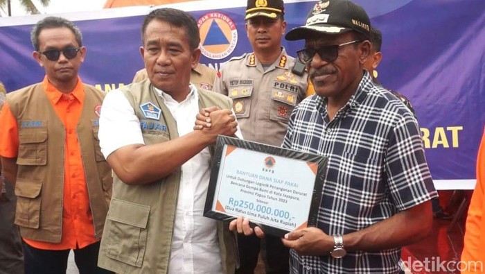 Badan Nasional Penanggulangan Bencana (BNPB) menyerahkan bantuan senilai Rp 1 miliar untuk mendukung percepatan penanganan darurat gempa magnitudo (M) 5.4 yang mengguncang Kota Jayapura, Papua.