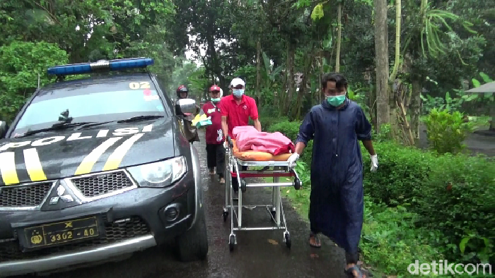 Jenazah Sahid saat dievakuasi setelah dihabisi Njoto