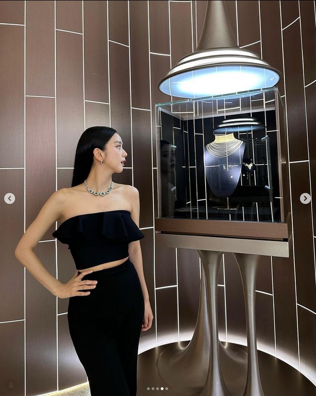 Penampilan Jisoo dilengkapi dengan kemewahan koleksi perhiasan Cartier dari Beautés Du Monde series. Foto: dok. Instagram @sooyaaa__
