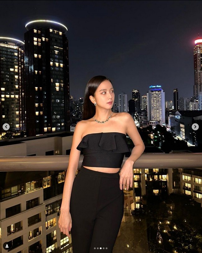 Bintang drama Korea Snowdrop itu memakai Rayuela emerald necklace yang bernilai fantastis mencapai NT$ 32,500,000 atau sekitar Rp 16,4 miliar. Foto: dok. Instagram @sooyaaa__