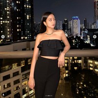 Bintang drama Korea Snowdrop itu memakai Rayuela emerald necklace yang bernilai fantastis mencapai NT$ 32,500,000 atau sekitar Rp 16,4 miliar. Foto: dok. Instagram @sooyaaa__