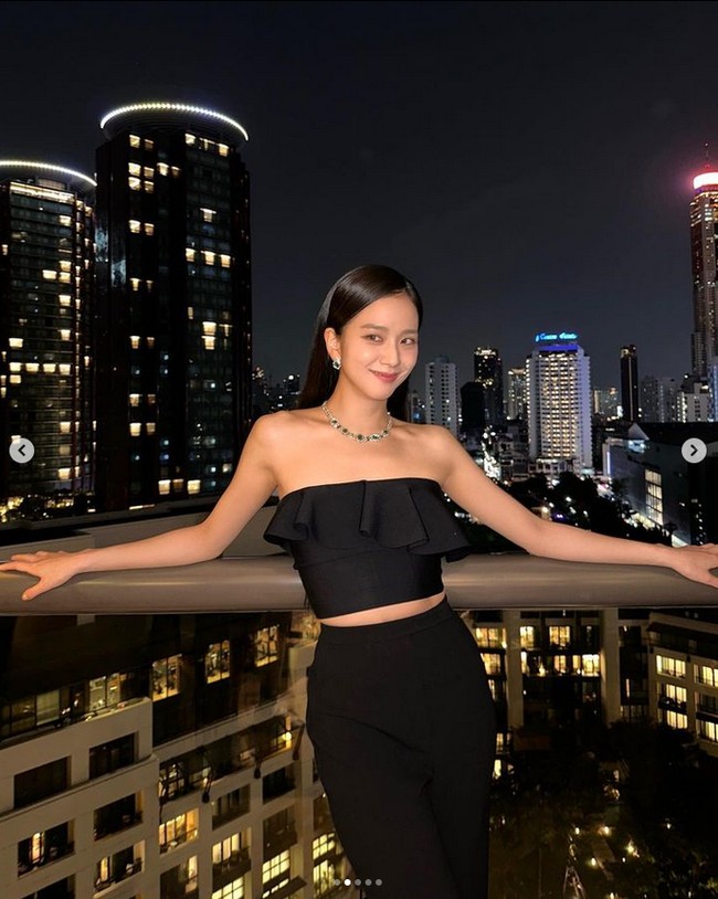 Atasannya itu dipadukan dengan High Waisted Flared Trousers seharga $1,390 atau sekitar Rp 21 juta. Foto: dok. Instagram @sooyaaa__