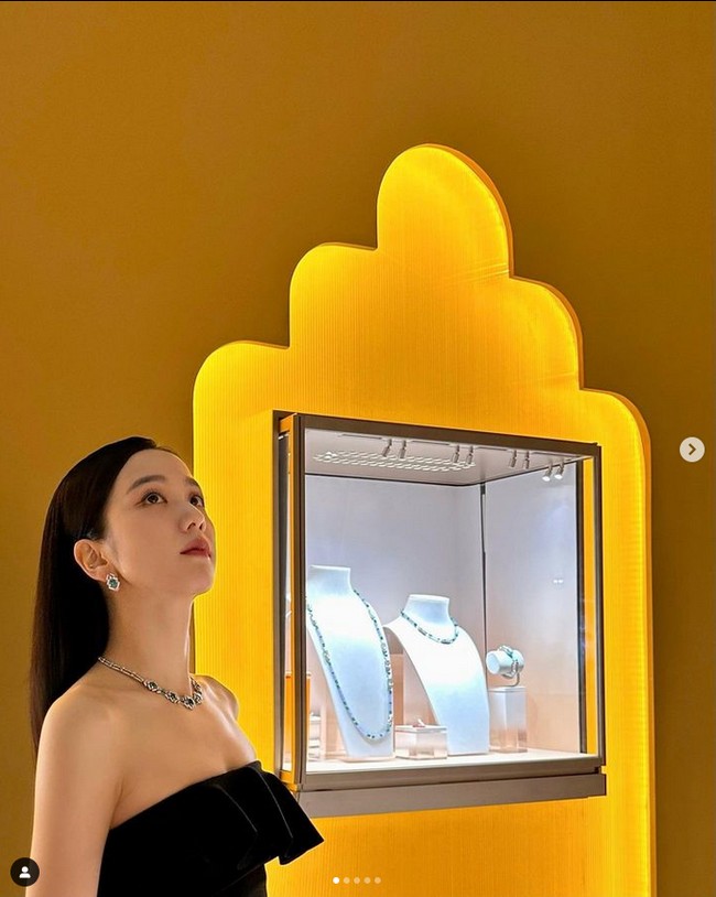 Dia memakai Ruffled Bustier Top seharga $1,850 atau sekitar Rp 28 juta. Foto: dok. Instagram @sooyaaa__