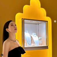 Dia memakai Ruffled Bustier Top seharga $1,850 atau sekitar Rp 28 juta. Foto: dok. Instagram @sooyaaa__