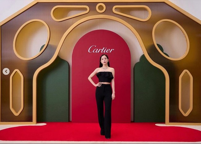 Jisoo BLACKPINK telah didapuk menjadi global ambassador Cartier sejak Mei 2022. Dia pun tampil campaign global untuk Panthère de Cartier series. Foto: dok. Instagram @sooyaaa__