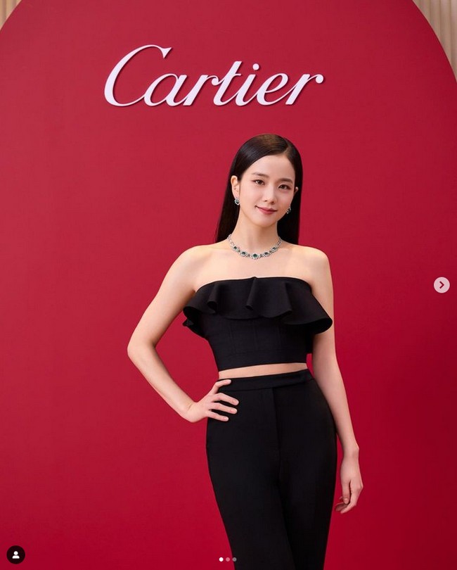 Jisoo BLACKPINK baru saja membagikan foto-fotonya saat menghadiri acara brand perhiasan Cartier di Instagram. Acara tersebut digelar di kampung halaman Lisa BLACKPINK, Thailand pada Senin (6/2/2023). Foto: dok. Instagram @sooyaaa__