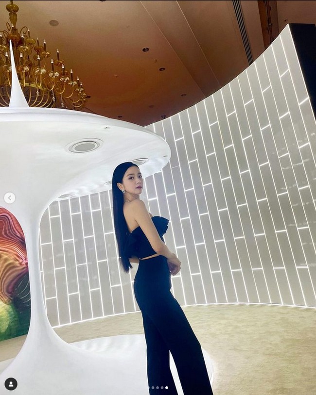 Jisoo juga memakai anting-anting serasi, Rayuela emerald earrings seharga NT$ 8,300,000 atau sekitar Rp 4,1 miliar. Foto: dok. Instagram @sooyaaa__